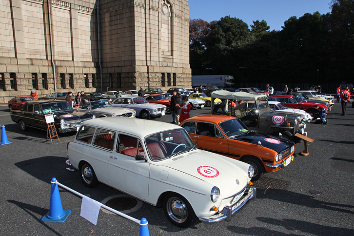 オープン前の会場風景。開場後はたちまちギャラリーで埋め尽くされた。