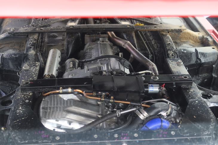 「K-OPENランニングプロト」の展示に際しては、鏡を使ってエンジンルーム下面の様子までが披露された。泥はねなどが残ったままの姿がかえって、開発現場のトライ＆エラーを想像させる。