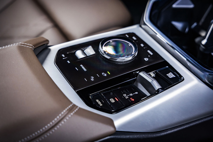 オーソドックスなシフトレバーを廃止し、センターアームレストの前方に操作系スイッチを集約。小さなツマミ式ATセレクターとiDriveダイヤルが並んだシフトパネルは、ここ数年のBMWでは見慣れたディテールである。