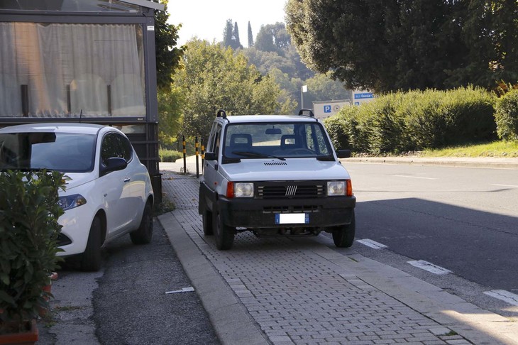 「パンダ」は友を呼ぶ。お客さんのクルマがやってきた。