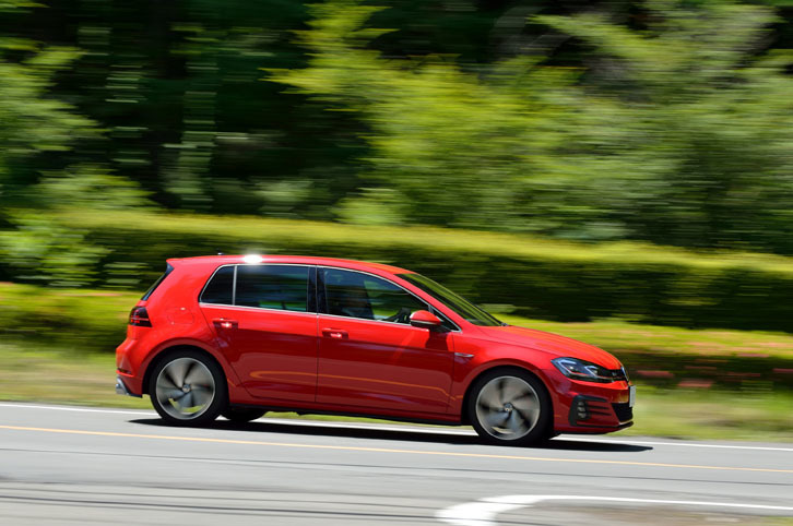 快走する「ゴルフGTI」。ブレーキの制動エネルギーをバッテリーに蓄える回生システムも搭載されている。