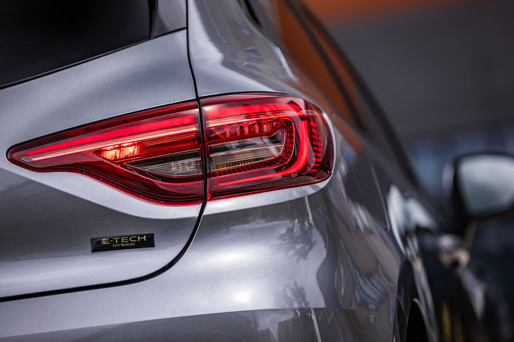リアハッチ右下に備わる「E-TECH HYBRID」のエンブレムは、通常のシルバーとブルーのデザインから、ブリリアントブラックのベースにウォームチタニウムの文字が入る専用アイテムに変更されている。