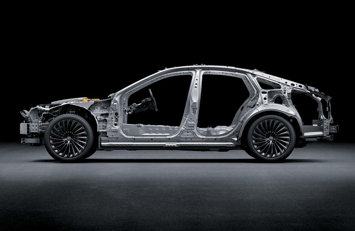 車体の主要なフレームにはアルミ材を採用。軽量・高剛性化が図られている。2920mmのホイールベースは、現行型「トヨタ・クラウン」と同寸となる。
