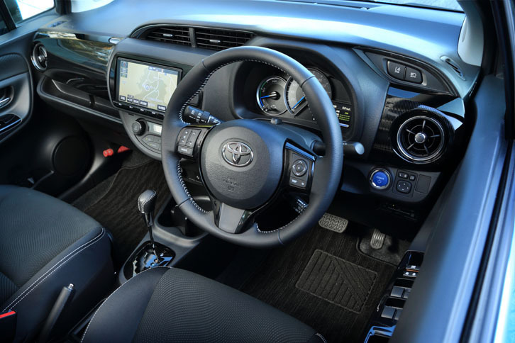 「ヴィッツ ハイブリッドU」のインテリア。加飾のカラーをブラックで統一、洗練されたイメージが演出されている。