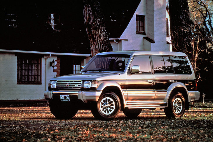 2代目「パジェロ」は1991年1月に登場。幅広いニーズに応えるべく、当初からメタルトップ、ミッドルーフ、キックアップルーフ、Jトップ（ソフトトップ）の4種類のボディーが用意されていた。