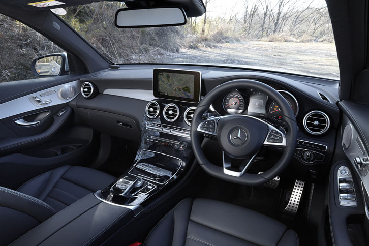 
	「GLC250 4MATICスポーツ」のダッシュボードには、レザーARTICOが与えられる。スポーツステアリングも専用装備に含まれる。
	