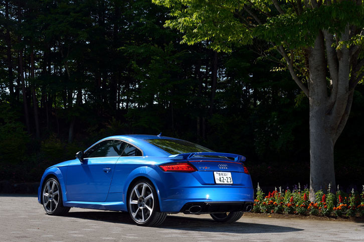 ボディーカラーは、テスト車の「マコウブルークリスタルエフェクト」を含む全8色が用意される。