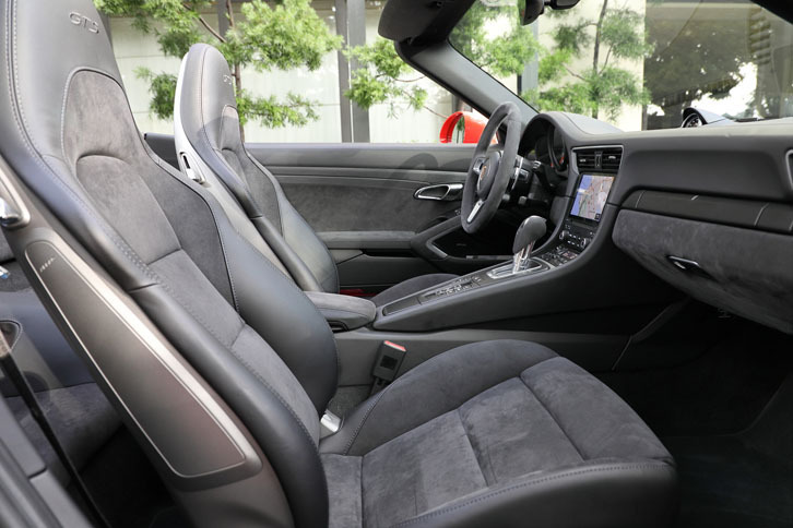 「GTS」モデルには、「スポーツシートプラス」と名付けられたシートが標準装備される。サポート性を向上すべく座面とバックレストのクッションが硬めになっており、ヘッドレスト部は「GTS」ロゴで飾られる。