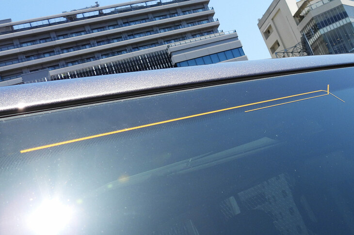 アンテナはフロントウィンドウ一体型に変更された。