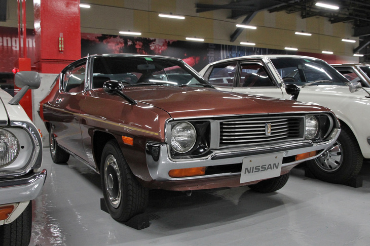 1975年「日産シルビアLS タイプS」。もともとは日産が自社開発したロータリーエンジンの搭載車として企画されたが、石油危機によってロータリーがお蔵入りとなったため、レシプロエンジンに積み替えて登場したモデル。シルビアを名乗るものの、ハンドメイドの高級パーソナルクーペだった初代とは異なり、量産スペシャルティーカーである。エンジンは直4 SOHC 1.8リッターのL18型だが、シャシーは「サニー」がベースのため、ボディーに対してホイールベースが短く、トレッドも狭い。