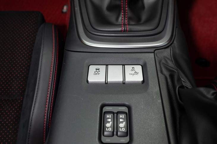 「GR 86」のセンターコンソール。シフトレバーの手前にはESCのオンオフスイッチや「トラックモード」のセレクトボタンがレイアウトされる。