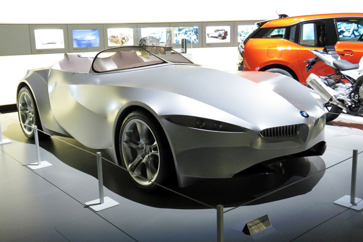 2008年に発表されたコンセプトカーの「BMWジーナ ライトビジョン」。先代「Z4」を思わせるスタイリングが特徴だが、なんとそのボディーの素材は布！ 指でつつくとへこむ、やわらかいスポーツカーだった。