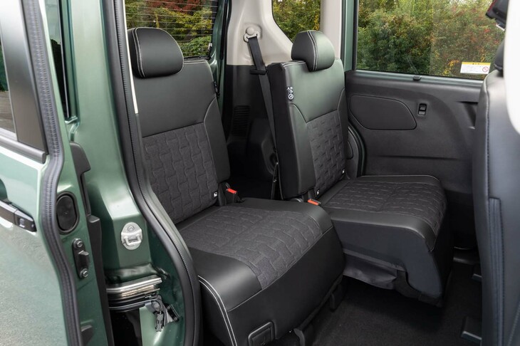 後席はなんと、前後に320mmもスライドできる。背もたれのリクライニングも可能だ。