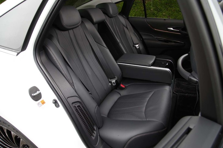 ショーファードリブンカーとしての用途も意識されている新型「ミライ」には、後席用アシストグリップや快適装備が備わるグレード（写真）も。