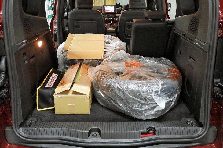 撮影用のタイヤ等を収めた荷室の図。有識者いわく、カングーの荷室は「サイズにもよるけど、タイヤ4本＋工具程度なら後席をたたまずに載せられる」とのこと。今回の取材では、その実力を使い切る機会には恵まれなかった。