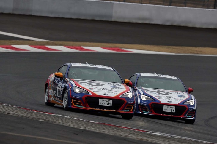 この日、STI MOTORSPORT DAYに訪れた大勢のファンから抽選で選ばれた幸運な“スバリスト”たちが、#87 久保凜太郎選手、#89 池島実紅選手の「CG ROBOT BRZ BS」のパッセンジャーシートに収まり、富士スピードウェイの興奮を生々しく体験する栄に浴した。