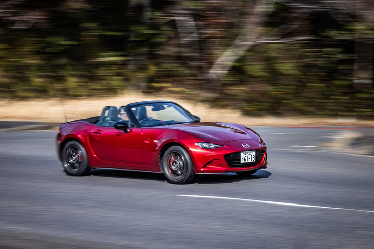 ギアのフリクションを低減させ、モーターアシストの制御をより緻密なものとした改良型ステアリングシステムを搭載。マイチェン前からステアリングフィールは文句ナシだったが、今回の試乗ではタイヤの状態や路面のコンディションがよりわかりやすくなったように感じた。