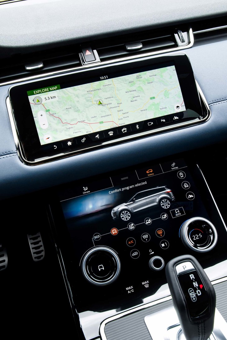 インパネセンターの2段式タッチスクリーンは、上でインフォテインメントシステムを、下でエアコンなどの車両機能を操作する。