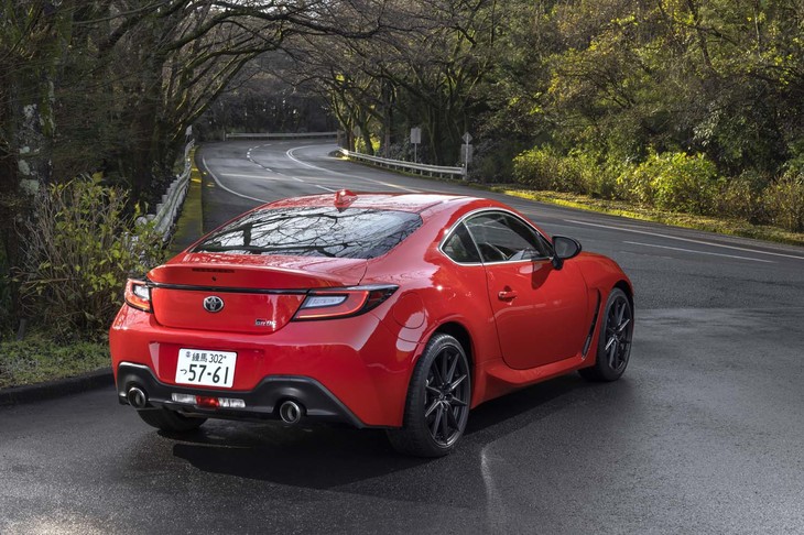 【トヨタGR86 RZのスペック】
	ボディーサイズ：全長×全幅×全高＝4265×1775×1310mm／ホイールベース：2575mm／車重：1270kg／駆動方式：FR／エンジン：2.4リッター水平対向4 DOHC 16バルブ／トランスミッション：6段MT／最高出力：235PS（173kW）/7000rpm／最大トルク：250N・m（25.5kgf・m）/3700rpm／タイヤ：（前）215/40R18 85Y／（後）215/40R18 85Y（ミシュラン・パイロットスポーツ4）／燃費：11.9km/リッター（WLTCモード）／価格：334万9000円
	
	【取材時の燃費データ】
	テスト距離：265.4km（市街地1：高速道路7：山岳路2）／使用燃料：24.6リッター（ハイオクガソリン）／参考燃費：10.8km/リッター（満タン法）／10.9km/リッター（車載燃費計計測値）