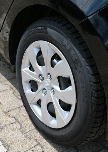 ホイールはスチール製で樹脂キャップ付き。タイヤは韓国のタイヤブランドNEXEN（ネクセン）のオールウェザー。185/65R15サイズのものを履いていた。