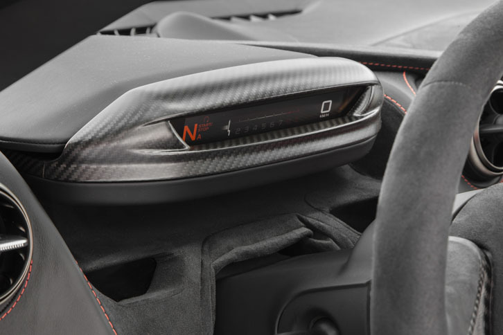 スリムディスプレイモードにすると、表示はギアポジション、エンジン回転、速度などに限られる。