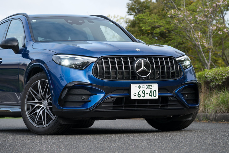 フロントにはメルセデスAMG車のみに許された「パナメリカーナグリル」を採用。縦バーがハイパフォーマンスモデルであることを静かに主張する。