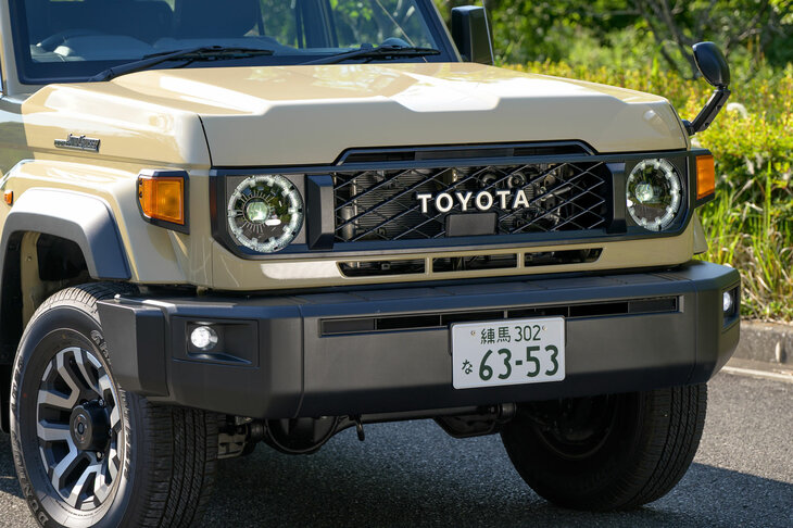 古いものと新しいものがごちゃ混ぜになっている点も、“70”の意匠の特徴。基本デザインは40年前のままなのに、ホイールはモダンなツートンカラーで、ヘッドランプはトヨタ自慢の「Bi-Beam LED」である。加えて、ゴツゴツと隆起したいかめしいボンネットも目を引くが……。（写真：向後一宏）