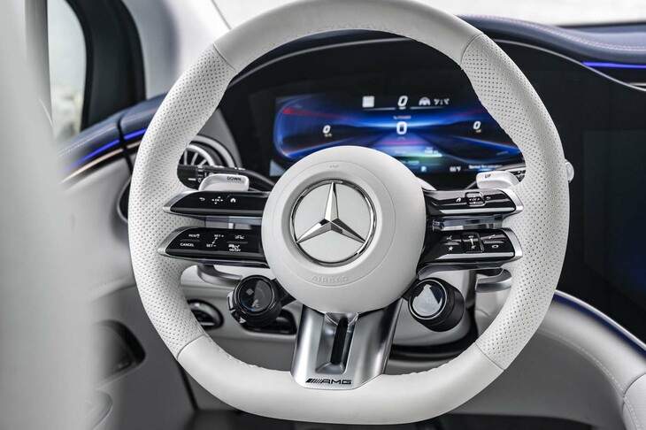 横スポークが上下2分割の「AMGパフォーマンスステアリング」を装備。内燃機関モデルと同じ2つのダイヤルが付いている。