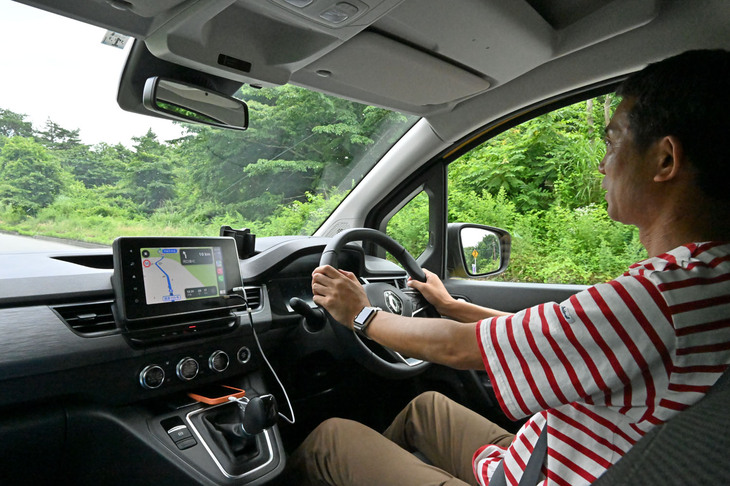 新型「ルノー・カングー」の働くクルマとしての血を目覚めさせようと運転する私。