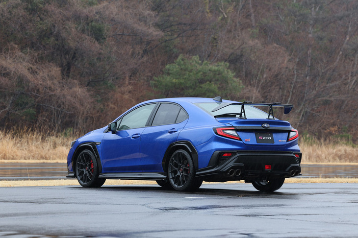 「S210」プロトタイプのリアビュー。リアサスペンションのゴム製ブッシュをピロボールに変更したり、STI製フレキシブルドロースティフナーを装着したりと、さまざまなフレキシブルパーツを用いてボディー細部にまで手が入れられている。