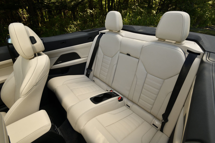 後席は2人掛けで、背もたれが前方に倒れるスルーローディングシステムを採用。背もたれの後方には、オプションの折りたたみ式「ウインドディフレクター」がピタリと収まる収納スペースが用意されている。