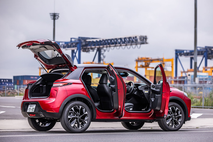 「DS 3」のボディーサイズは全長×全幅×全高＝4120×1790×1575mmで、ホイールベースは2560mm。シャークフィン型アンテナの採用で、従来型よりも全高が25mm高くなっている。