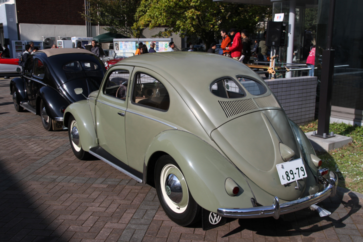 こちらも2台並んだ希少車。スプリットウィンドウと呼ばれる2分割式リアウィンドウを持つ、1945年から53年にかけて作られた「フォルクスワーゲン・タイプ1」の最初期モデルである。