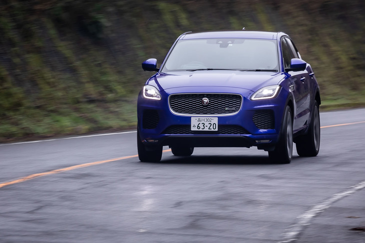 「E-PACE」の「P300」モデルには、通常の走行では駆動力を前輪に集中させ効率を高め、AWDが必要な条件では約0.3秒で瞬時に後輪に駆動力を伝達するアクティブドライブラインと呼ばれる4WDシステムが搭載される。