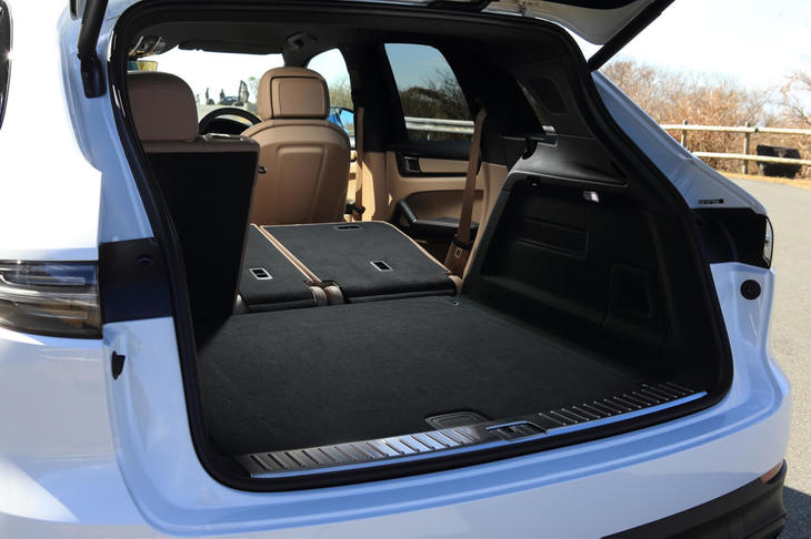 後席の背もたれを倒した様子。荷室の容量は最大で1710リッターにまで拡大できる。