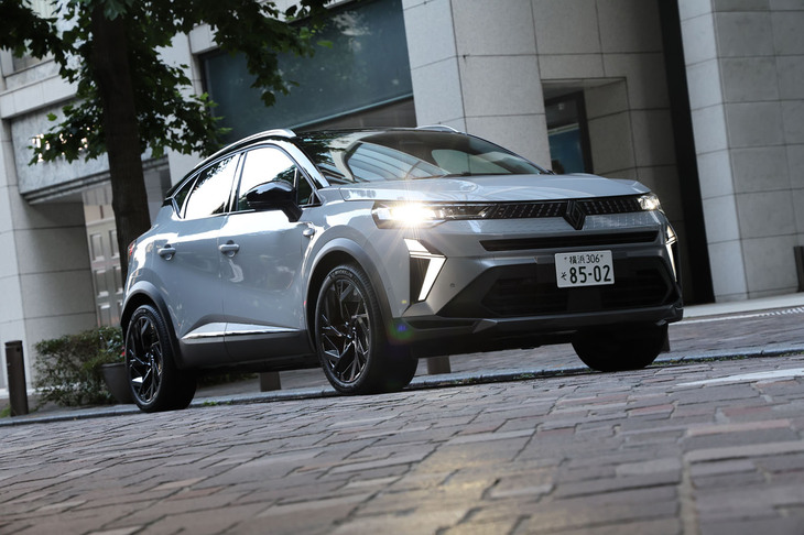 2代目「ルノー・キャプチャー」のマイナーチェンジモデルが上陸。新しいルノーのデザイン言語を採用したフロントマスクのリニューアルと、スポーティーグレード「エスプリ アルピーヌ」の登場がトピックだ。