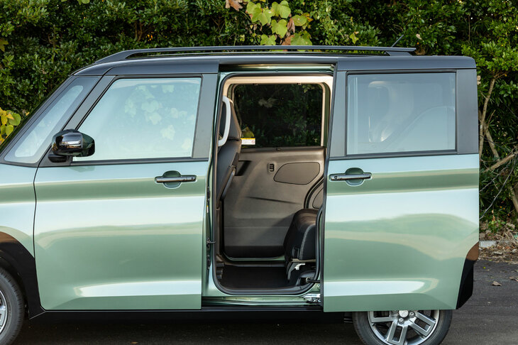 電動リアスライドドアは、「G／T」では左側のみ、「Gプレミアム／Tプレミアム」では左右両方に装備される（G／Tでも、オプションで電動両側スライドドアの選択は可能）。車体の下に足先を差し込むことで開閉できる、ハンズフリー操作機能付きだ。