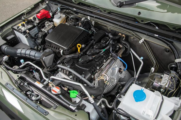 「ジムニーシエラ」に搭載される新開発のK15B型1.5リッター直4エンジン。過給機も筒内直接噴射機構もないコンベンショナルな設計は、世界各地で使用されることを考慮した結果で、壊れにくく、直しやすく、劣悪な使用環境でも安定した性能を発揮することが優先されている。