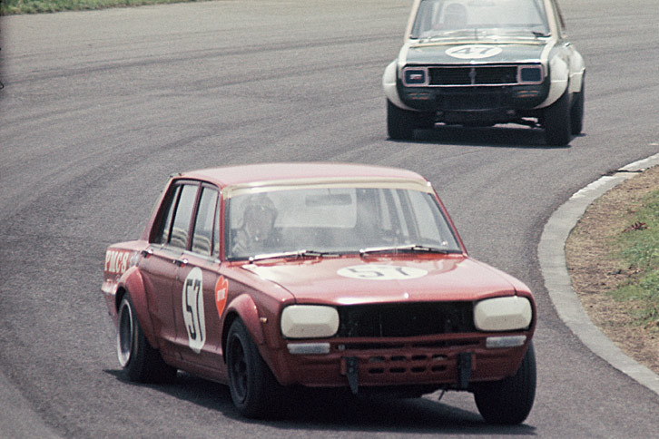 1970年のJAFグランプリにて、高橋国光の「スカイライン2000GT-R」と「マツダ・ファミリア ロータリークーペ」。