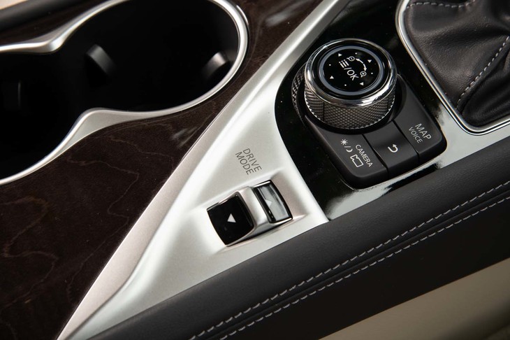 センターコンソールに備わるドライブモードセレクター。モードはスタンダードとスポーツ、エコ、スノー、そして各種項目を個別設定できるパーソナルの全5種類。