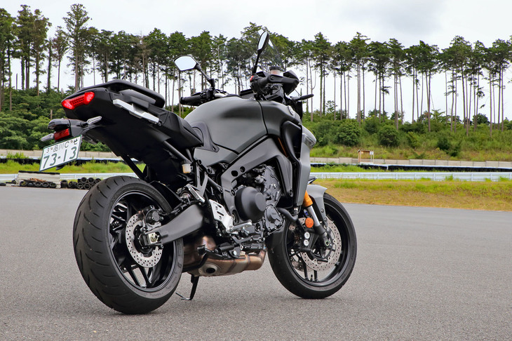 「トレーサー9 GT」はネイキッドスポーツ「MT-09」と主要コンポーネンツを共有するツアラーモデルである。2021年6月のフルモデルチェンジで、現在の車名となった。