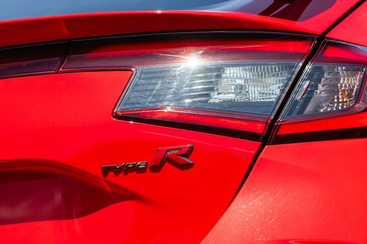 あまりの人気に、受注停止と長い納車待ちが常態化してしまった現行「シビック タイプR」。日本以外でも北米などでは熱狂的な人気を誇り、仕向け地による生産枠の奪い合いが続いている。