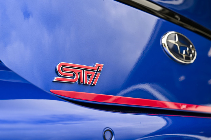 スバルBRZ STI Sport（STIパーツ装着車／リアの「STI」エンブレム）