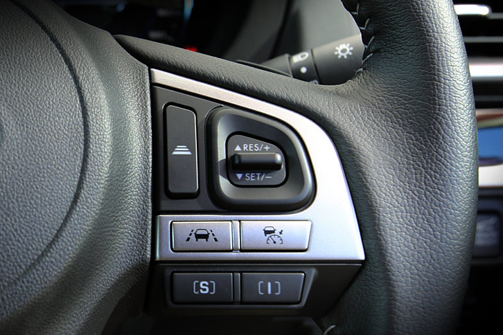 ステアリングホイールに装備される「全車速追従機能付クルーズコントロール」の操作スイッチ。前走車との車間距離は3段階で調整できる。