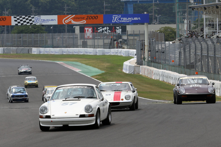 サスペンションの改造のみが許されるPレース（1968年前後の車両によるP68レースと1970～1975年のP75レースの混走）に、エンジンとサスペンションの改造が認められるSレースの一部の車両を加え、11台が出走したP＋Sレース決勝のスタートシーン。ポールトゥフィニッシュで実に12連勝を飾った「ポルシェ911 2.4」に続いて予選3位の「ロータス・ヨーロッパSP」が2位、予選2位の「日産フェアレディ240ZG」が3位となった。