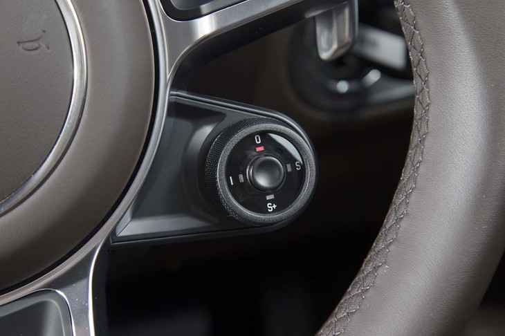 「スポーツクロノパッケージ」を選択した試乗車には、ステアリングホイールのセンター右下に、ダイヤル式の走行モードセレクターが備わる。
