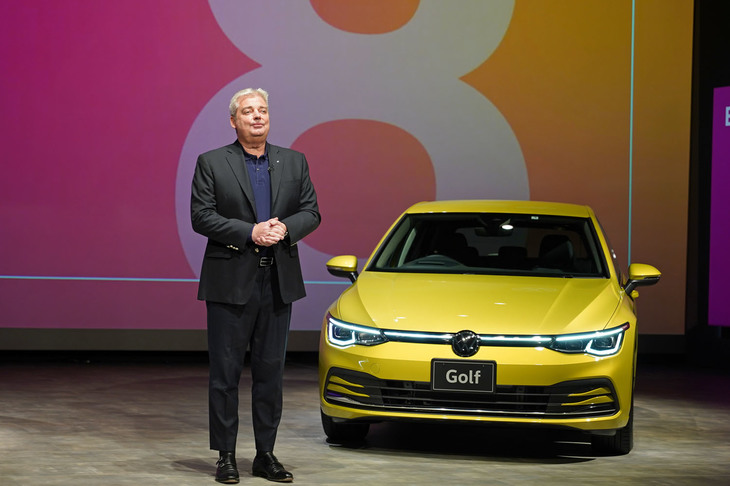 新型「ゴルフ」について語るフォルクスワーゲン グループ ジャパンのティル・シェア社長。