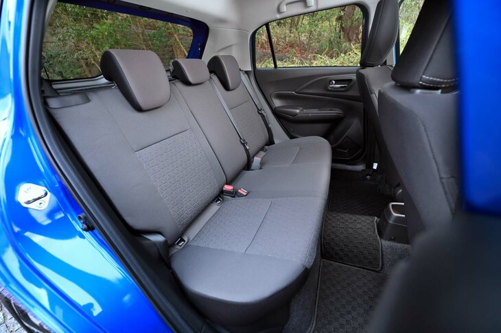 リアシートは6：4の分割可倒式。居住性は従来モデルと基本的に共通だ。