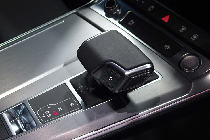 バイワイヤ式となるシフトレバー。トランスミッションは「Sトロニック」とアウディが呼ぶ7段AT（DCT）となる。