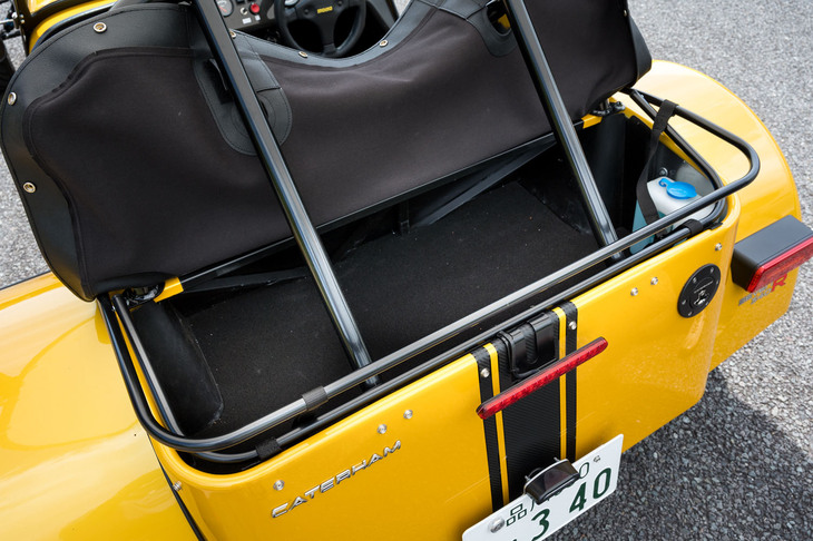 運転席・助手席の後方には、ささやかながらトランクスペースが。工具類や書類、取り外したソフトトップなどをしまうのに重宝する。